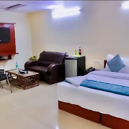 Happy Inn - Near Saket Metro New Delhi Buitenkant foto