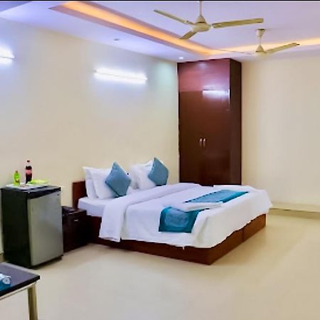 Happy Inn - Near Saket Metro New Delhi Buitenkant foto