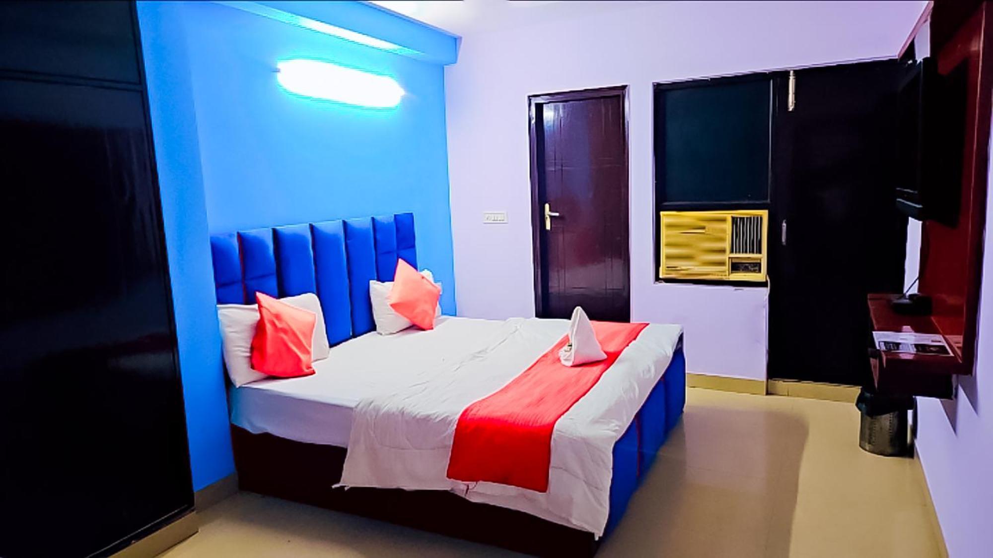 Happy Inn - Near Saket Metro New Delhi Buitenkant foto
