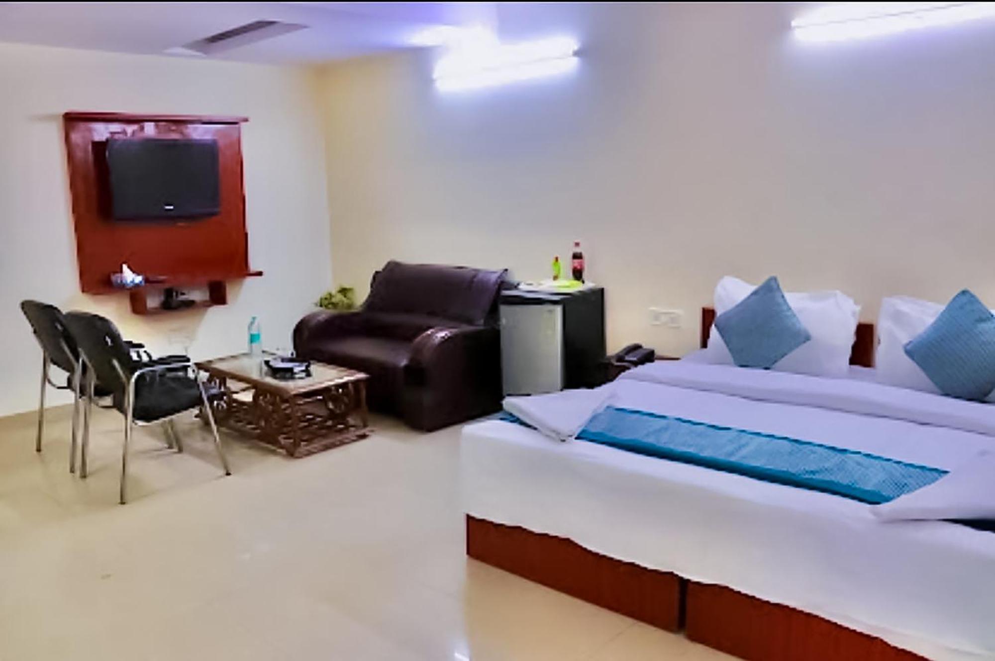 Happy Inn - Near Saket Metro New Delhi Buitenkant foto