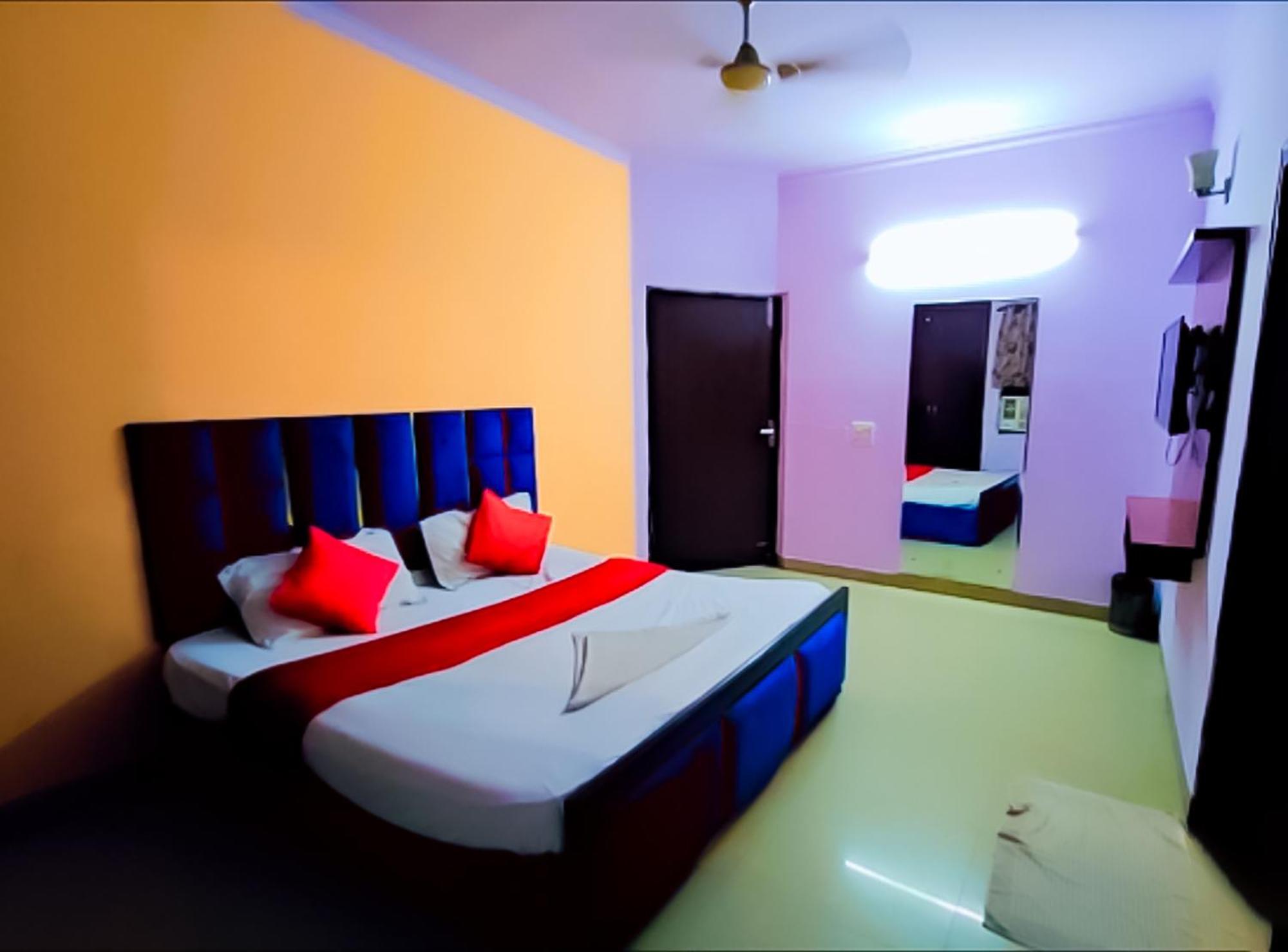 Happy Inn - Near Saket Metro New Delhi Buitenkant foto
